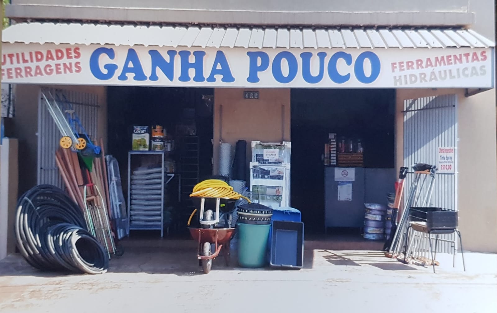 Fachada da Loja Ganha Pouco em 2011